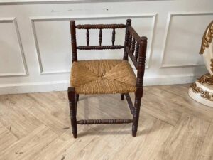 Classic wooden corner chair_PV5Q6ATCE0