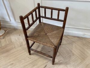 Classic wooden corner chair_PV5Q6ATCE0