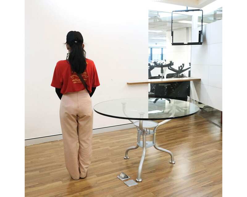 Round table, 20 mm thick glass top, steel legs._PYRW1F9YTM