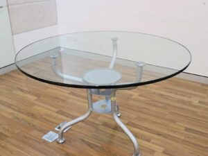 Round table, 20 mm thick glass top, steel legs._PYRW1F9YTM
