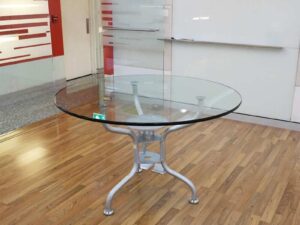 Round table, 20 mm thick glass top, steel legs._PYRW1F9YTM