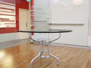 Round table, 20 mm thick glass top, steel legs._PYRW1F9YTM