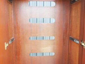 Four-panel teak wardrobe, high-quality craftsmanship from a 5-star hotel (multiple available)._VHIOWTVR1E_Q81DHTAUQ1