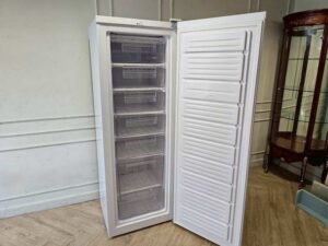 Sanden 1-Door Solid-Top Chest Freezer, White, Model SFH-0870, 8.7 Cubic Feet (1)