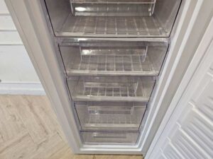 Sanden 1-Door Solid-Top Chest Freezer, White, Model SFH-0870, 8.7 Cubic Feet (1)