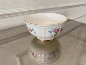 Ceramic mug with pink rose pattern and gold rim, Quality Ceramic brand.