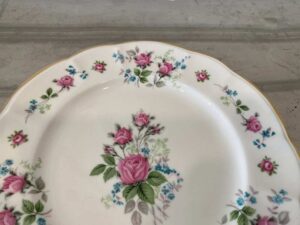 Ceramic plate with pink rose pattern and gold rim, Qualitier brand, Sweet Romance model, 20 cm.