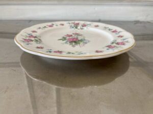 Ceramic plate with pink rose pattern and gold rim, Qualitier brand, Sweet Romance model, 20 cm.