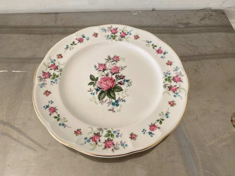 Ceramic plate with pink rose pattern and gold rim, Qualitier brand, Sweet Romance model, 20 cm.