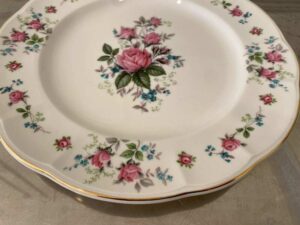 Ceramic plate with pink rose pattern and gold rim, Qualitier brand, Sweet Romance model, 20 cm.