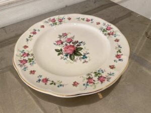 Ceramic plate with pink rose pattern and gold rim, Qualitier brand, Sweet Romance model, 20 cm.