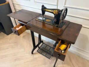 Vintage SINGER Sewing Machine with Solid Wood Cabinet