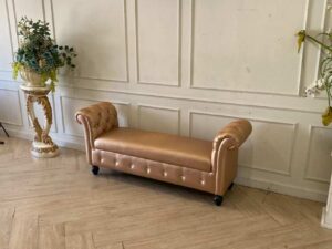 Armchair with wooden legs and leather seat, button-tufted, rose gold color._S5E8HBYPNR