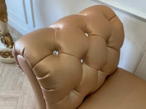 Armchair with wooden legs and leather seat, button-tufted, rose gold color._S5E8HBYPNR