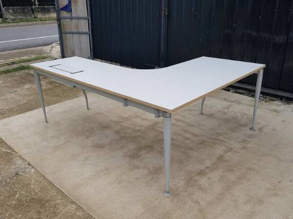 L-shaped corner desk with power strip 200 cm