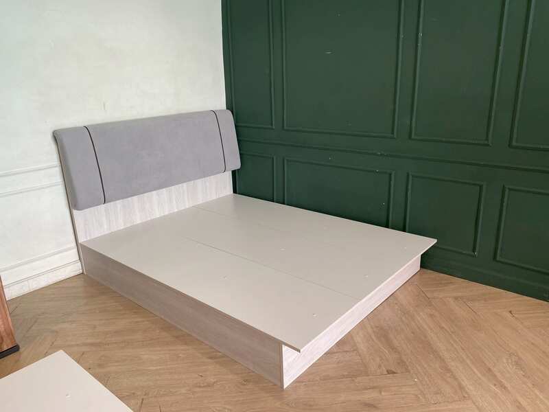 Gray velvet bed, 5 feet long