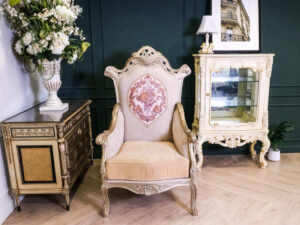 Louis sofa chair The backrest pattern is very beautiful. Luxurious Louis style, imported products, cream color, beautifully carved wooden frame._SLLQYGAU7X