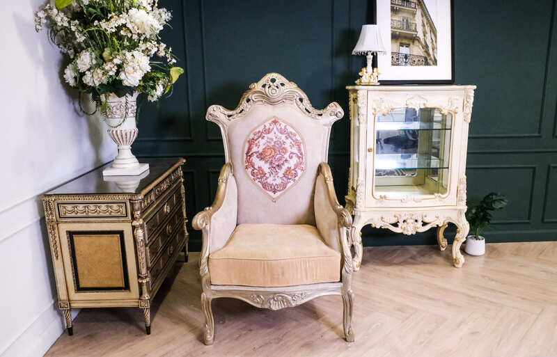 Louis sofa chair The backrest pattern is very beautiful. Luxurious Louis style, imported products, cream color, beautifully carved wooden frame._SLLQYGAU7X