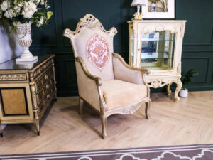 Louis sofa chair The backrest pattern is very beautiful. Luxurious Louis style, imported products, cream color, beautifully carved wooden frame._SLLQYGAU7X