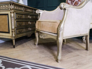 Louis sofa chair The backrest pattern is very beautiful. Luxurious Louis style, imported products, cream color, beautifully carved wooden frame._SLLQYGAU7X