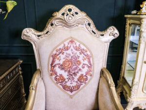 Louis sofa chair The backrest pattern is very beautiful. Luxurious Louis style, imported products, cream color, beautifully carved wooden frame._SLLQYGAU7X