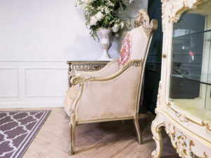 Louis sofa chair The backrest pattern is very beautiful. Luxurious Louis style, imported products, cream color, beautifully carved wooden frame._SLLQYGAU7X