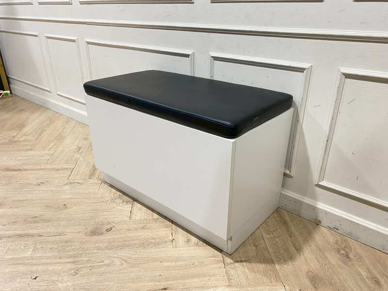 Wooden stool with black leather seat_SR8XIODD9U