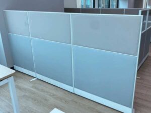 Solid top and bottom partitions, gray color.