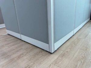 Solid top and bottom partitions, gray color.