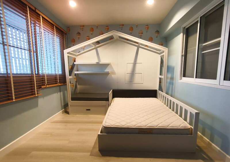 3.5-foot bed + mattress, Sealy Posturepedic Deluxe Cushion Firm model, 9 inches thick.