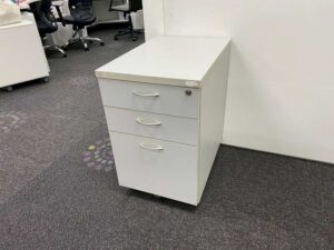 Mobile 3-drawer cabinet with wheels, white.