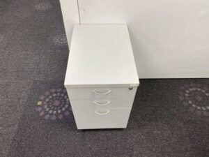 Mobile 3-drawer cabinet with wheels, white.