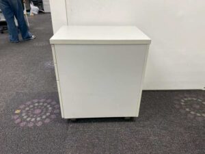 Mobile 3-drawer cabinet with wheels, white.