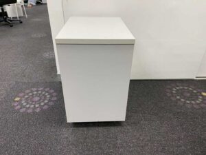 Mobile 3-drawer cabinet with wheels, white.