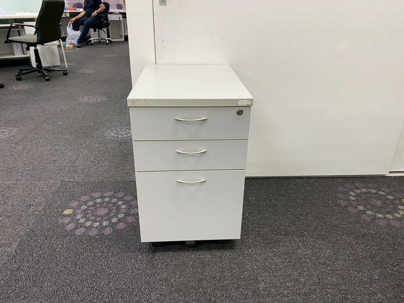 Mobile 3-drawer cabinet with wheels, white.