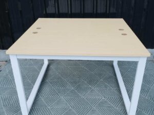 Work desk, 4 seats, wood pattern top, white steel legs, size 1.20 meters._U997AHYH23