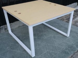 Work desk, 4 seats, wood pattern top, white steel legs, size 1.20 meters._U997AHYH23