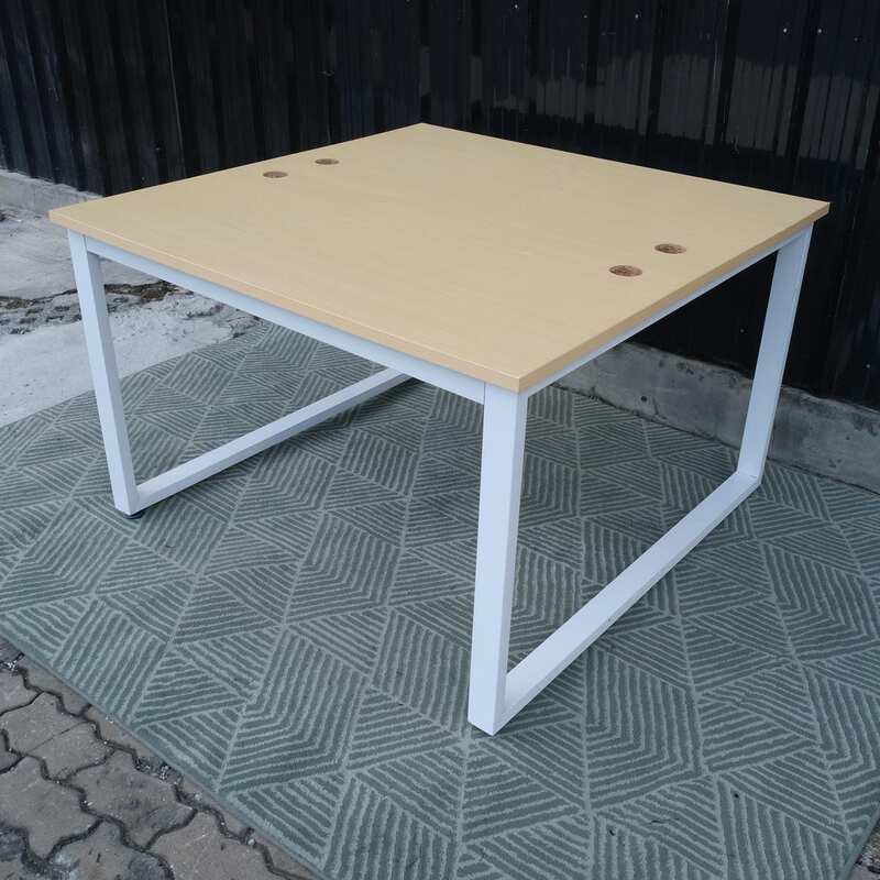 Work desk, 4 seats, wood pattern top, white steel legs, size 1.20 meters._U997AHYH23