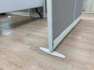 Solid top and bottom partitions, gray color.