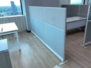 Solid top and bottom partitions, gray color.