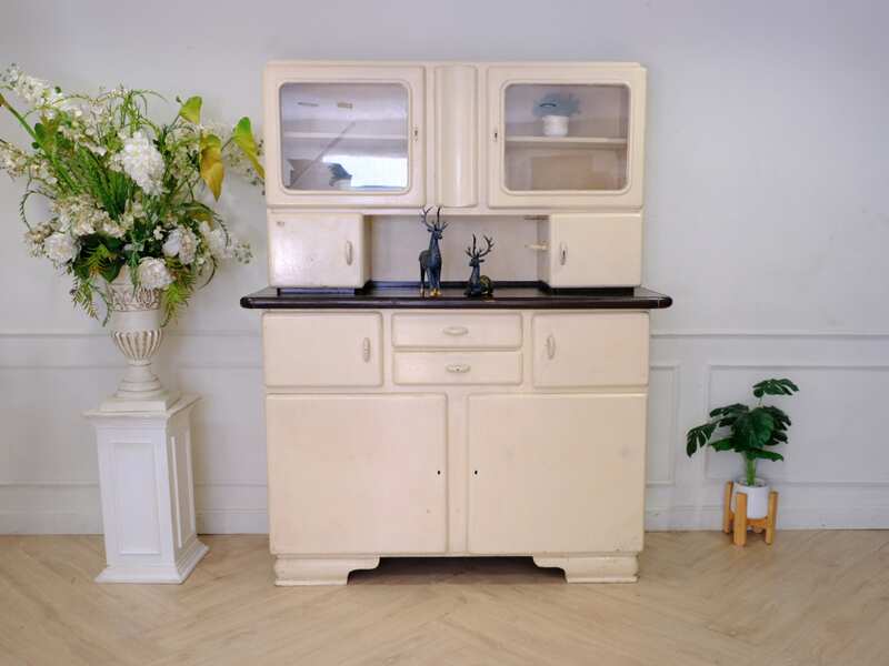 Kitchen cabinets, wooden frame, cream color, European workmanship, sourced from Germany._V0H5K3901I