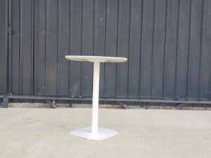 Round table with white steel legs, modern style._V8JVXVFEXB