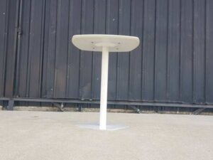 Round table with white steel legs, modern style._V8JVXVFEXB