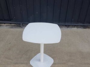Round table with white steel legs, modern style._V8JVXVFEXB