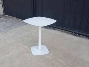 Round table with white steel legs, modern style._V8JVXVFEXB