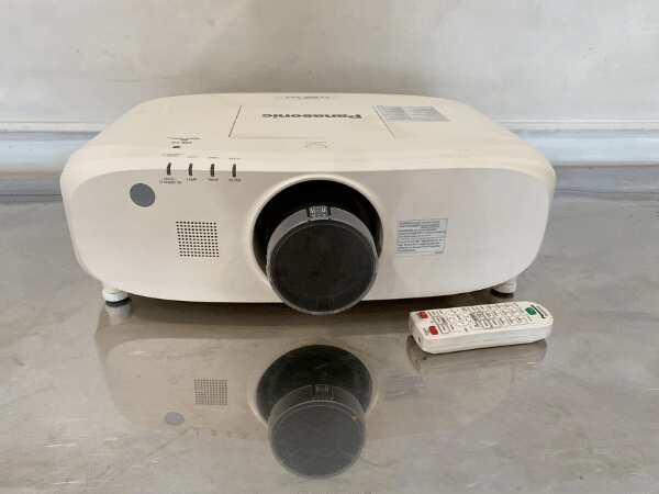 Projector Panasonic brand, model PT-EX 800