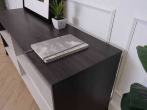 Bookshelf, black and white, wooden frame._VUFISFIZR2