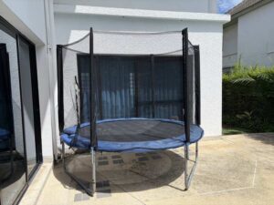 8-foot trampoline, 250 kg weight capacity, 3 legs, blue