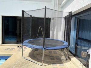 8-foot trampoline, 250 kg weight capacity, 3 legs, blue