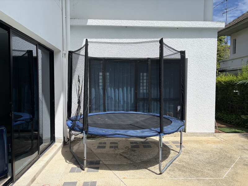 8-foot trampoline, 250 kg weight capacity, 3 legs, blue